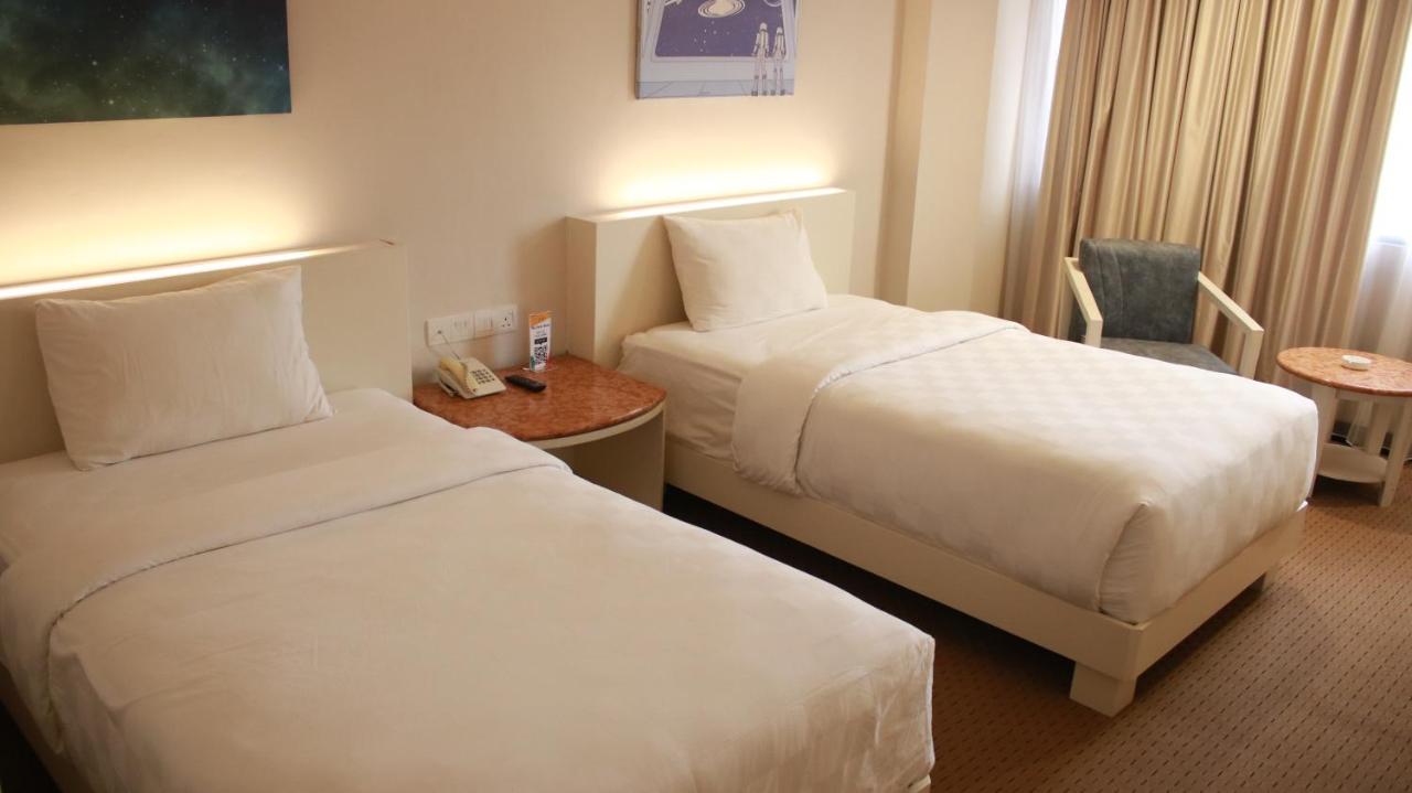 Beverly Hotel Batam Nagoya Exteriör bild