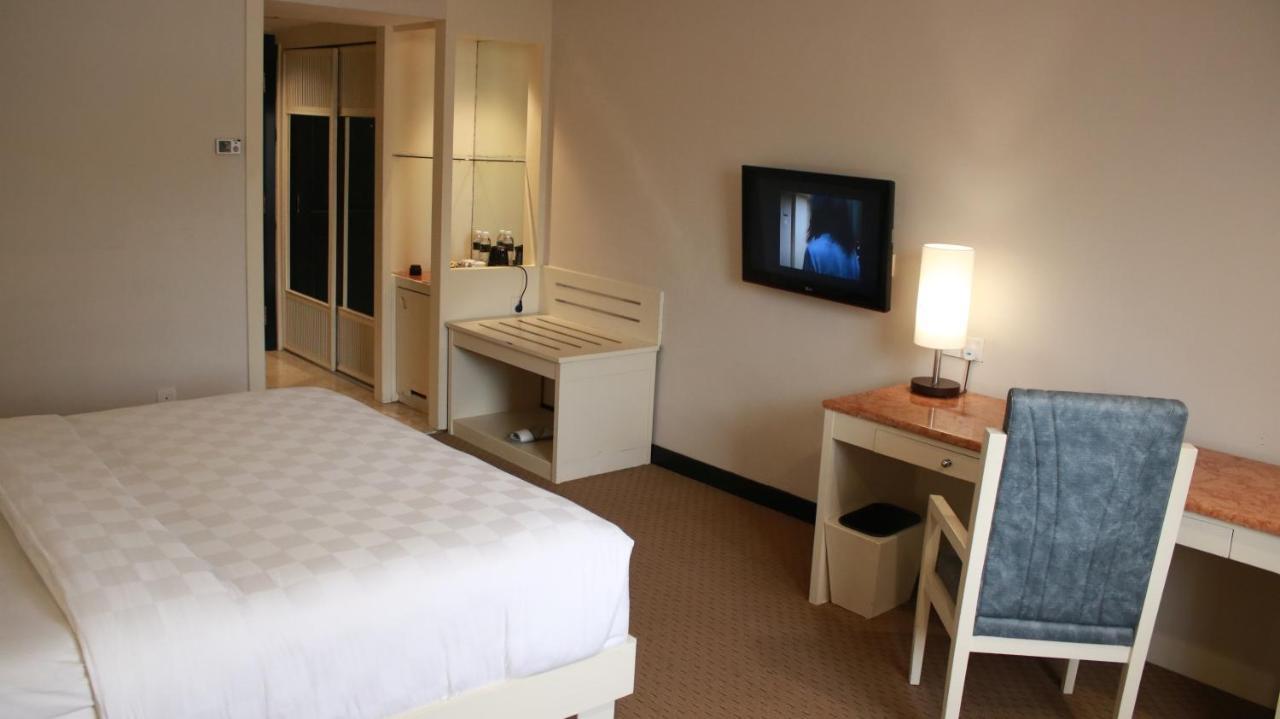 Beverly Hotel Batam Nagoya Exteriör bild