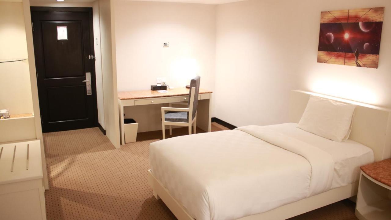 Beverly Hotel Batam Nagoya Exteriör bild