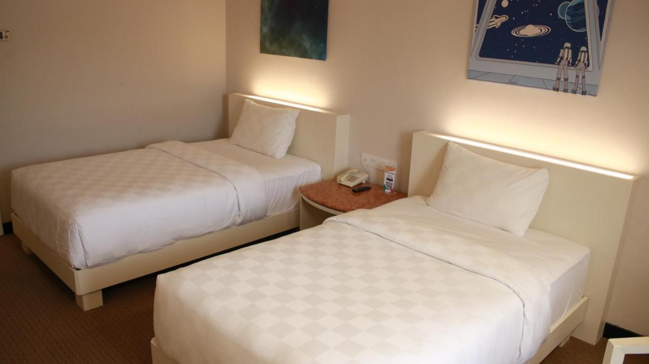 Beverly Hotel Batam Nagoya Exteriör bild