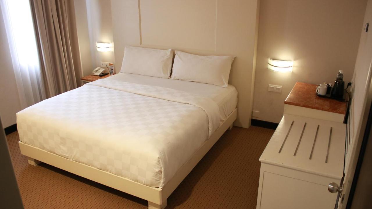 Beverly Hotel Batam Nagoya Exteriör bild
