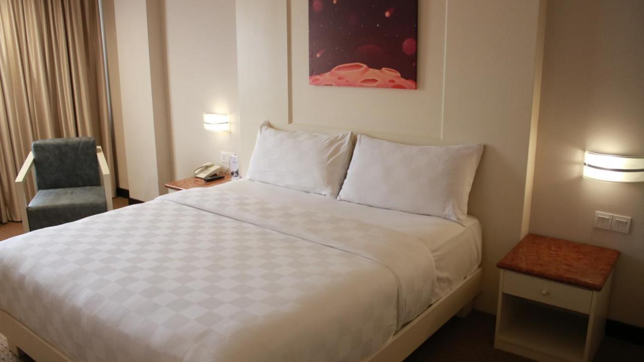 Beverly Hotel Batam Nagoya Exteriör bild