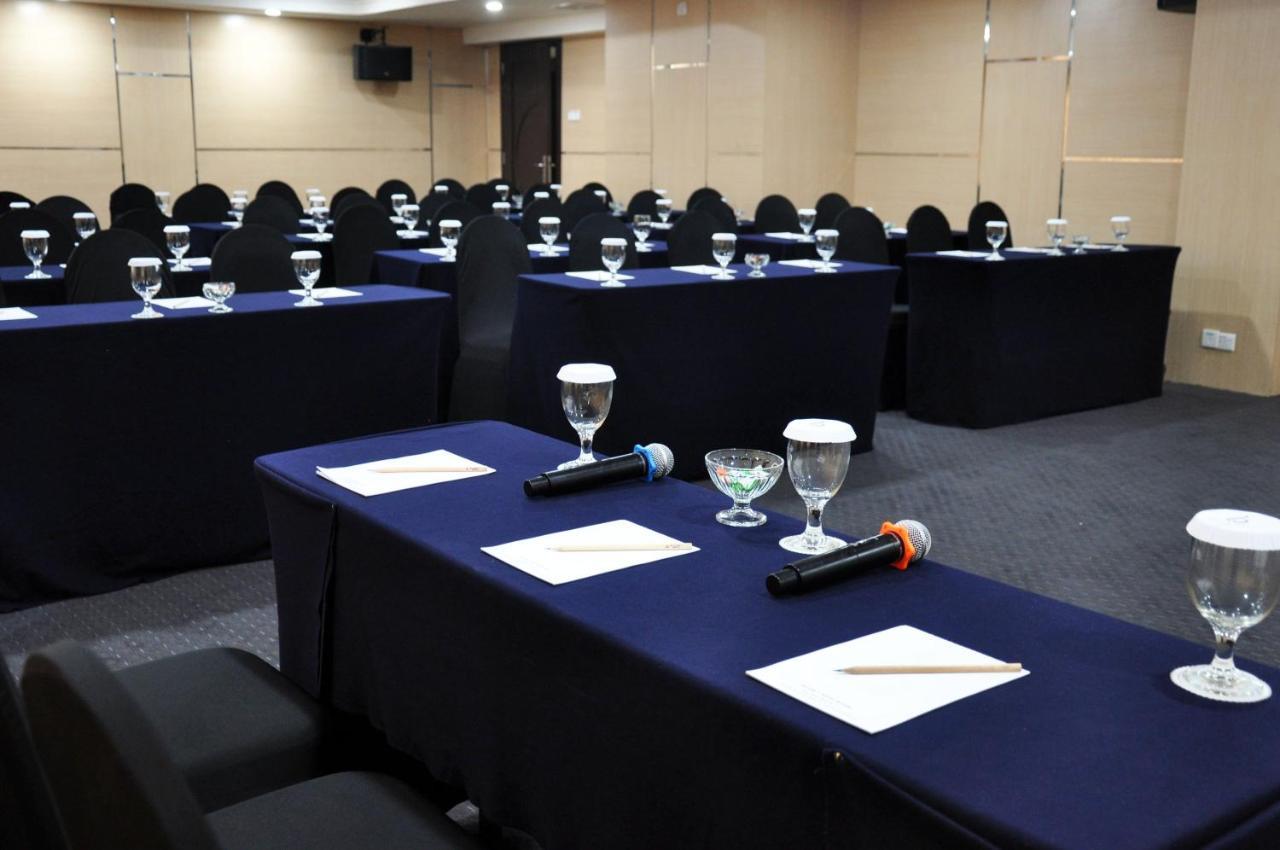 Beverly Hotel Batam Nagoya Exteriör bild