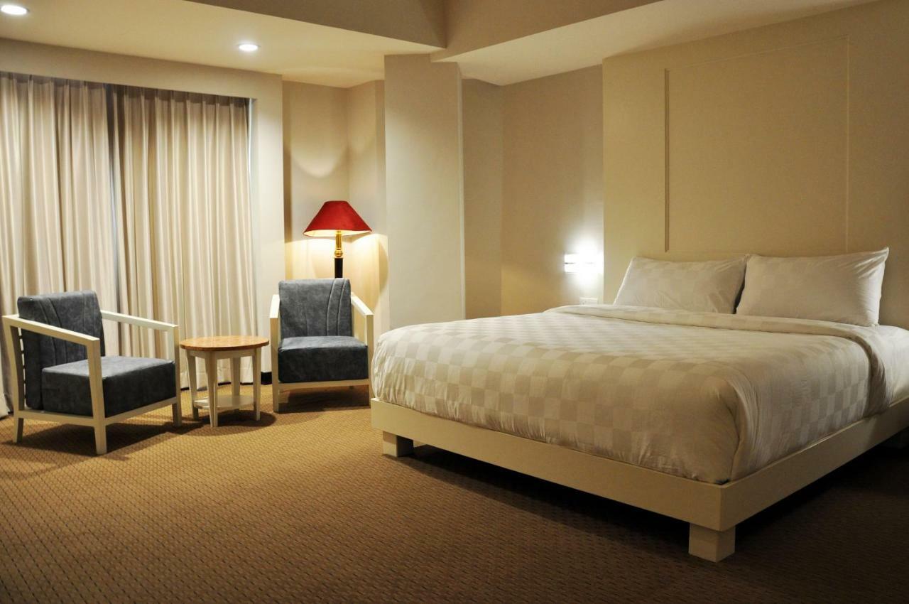 Beverly Hotel Batam Nagoya Exteriör bild